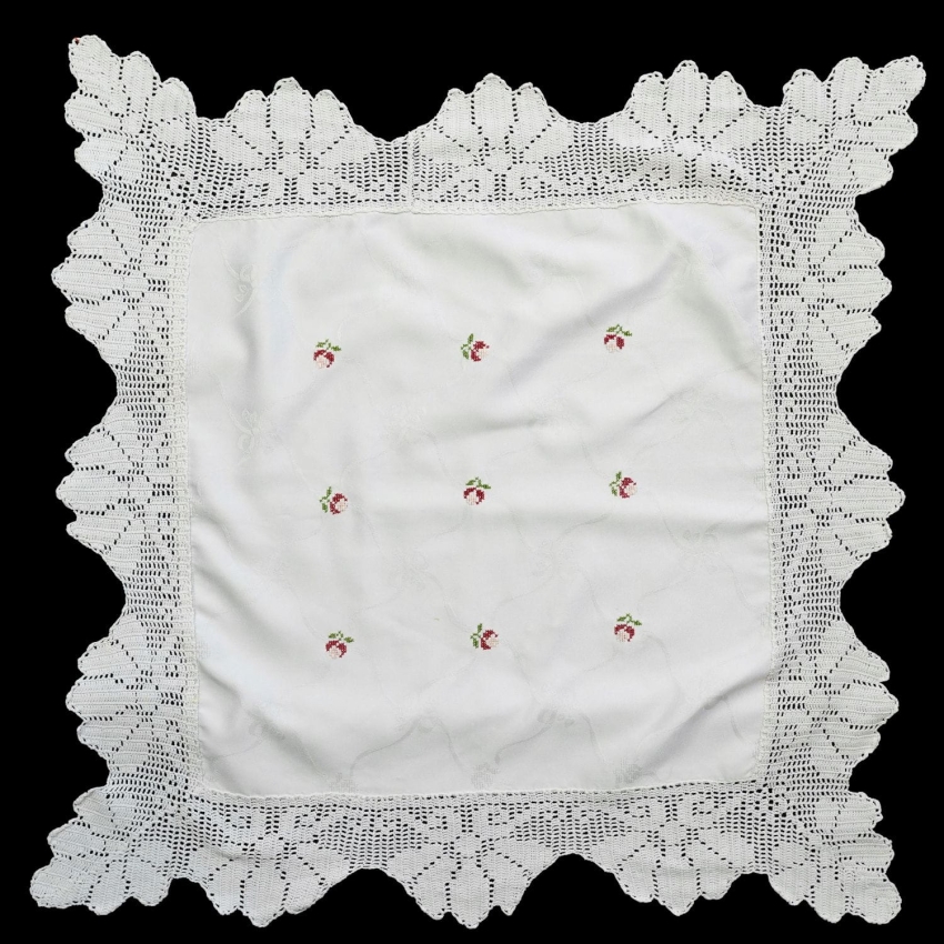 69341 ADAMASZEK OBRUS HAFT KRZYŻYKOWY RÓŻYCZKI KORONKA SZYDEŁKOWA 81 X 80 CM (1).jpg