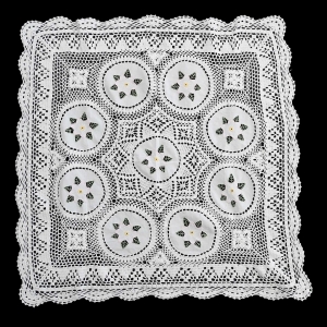 70130 SZYDEŁKO I PŁÓCIENNE HAFTOWANE MEDALIONY OBRUS W BIELI 81 X 80 CM (1).jpg