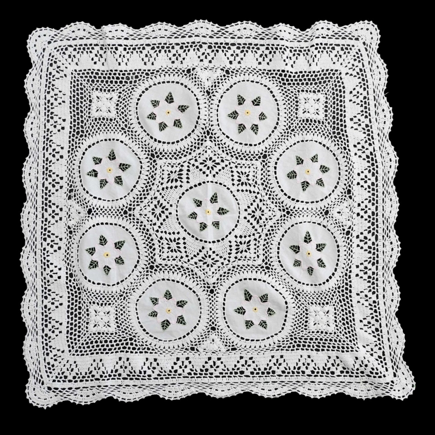 70130 SZYDEŁKO I PŁÓCIENNE HAFTOWANE MEDALIONY OBRUS W BIELI 81 X 80 CM (1).jpg