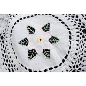 70130 SZYDEŁKO I PŁÓCIENNE HAFTOWANE MEDALIONY OBRUS W BIELI 81 X 80 CM (3).JPG
