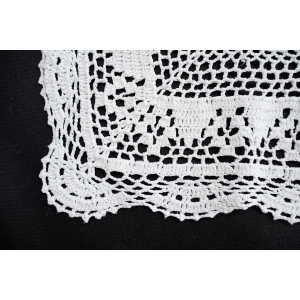 70130 SZYDEŁKO I PŁÓCIENNE HAFTOWANE MEDALIONY OBRUS W BIELI 81 X 80 CM (4).JPG