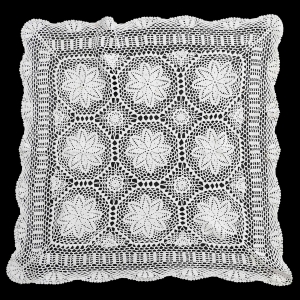 70133 SZYDEŁKO BIAŁY OBRUS W ROZETY SERWETA ŚRODKA STOŁU 79 X 75 CM (1).jpg