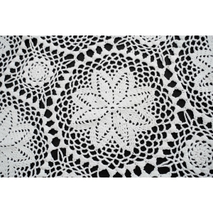 70133 SZYDEŁKO BIAŁY OBRUS W ROZETY SERWETA ŚRODKA STOŁU 79 X 75 CM (3).JPG