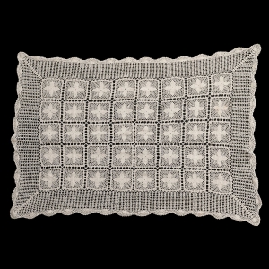 SZYDEŁKO PIĘKNY OBRUS W ROZETKI KWIATKI W KREMIE 145 X 100 CM