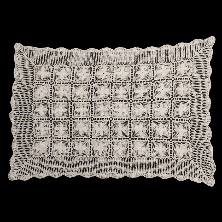 70135 SZYDEŁKO PIĘKNY OBRUS W ROZETKI KWIATKI W KREMIE 145 X 100 CM (1).jpg