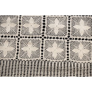 70135 SZYDEŁKO PIĘKNY OBRUS W ROZETKI KWIATKI W KREMIE 145 X 100 CM (2).JPG