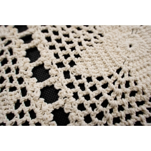 70135 SZYDEŁKO PIĘKNY OBRUS W ROZETKI KWIATKI W KREMIE 145 X 100 CM (5).JPG