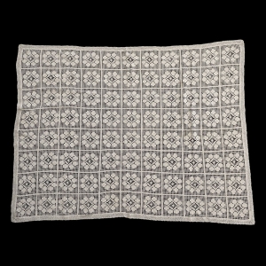 SZYDEŁKO PIĘKNY OBRUS W KWIATKI W KREMIE 150 X 112 CM