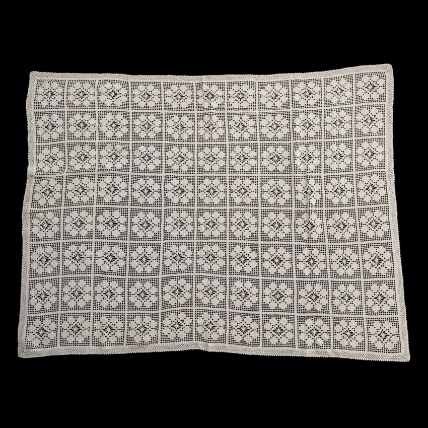 70136 SZYDEŁKO PIĘKNY OBRUS W KWIATKI W KREMIE 150 X 112 CM (1).jpg