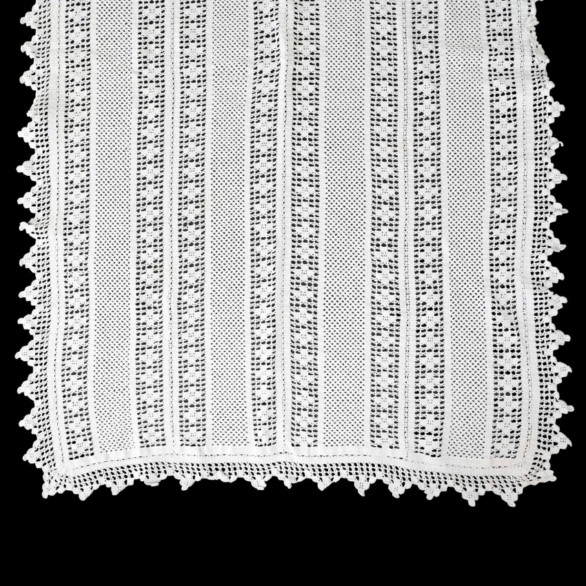 70139 RARYTAS KAPA BIAŁY OBRUS GEOMETRYCZNY WZÓR 190 X 127 CM (1).jpg