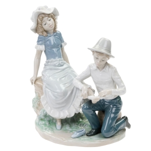NAO/LLADRO ŚLICZNA DUŻA FIGURA CHŁOPCA BANDAŻUJĄCEJ STOPĘ DZIEWCZYNY #448