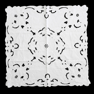 70328 PŁÓTNO HAFT SZNURECZKOWY AŻURY I KWIATY BIAŁY OBRUS 85 x 81 CM (1).jpg