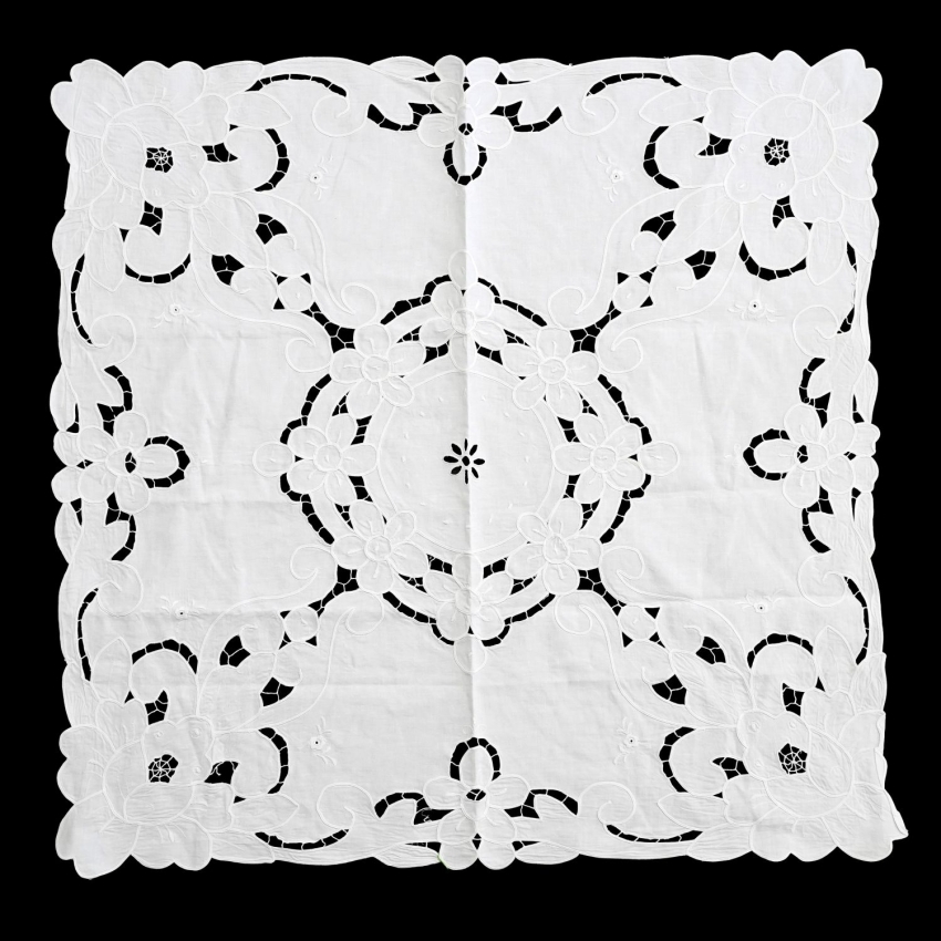 70328 PŁÓTNO HAFT SZNURECZKOWY AŻURY I KWIATY BIAŁY OBRUS 85 x 81 CM (1).jpg
