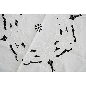 70328 PŁÓTNO HAFT SZNURECZKOWY AŻURY I KWIATY BIAŁY OBRUS 85 x 81 CM (2).JPG