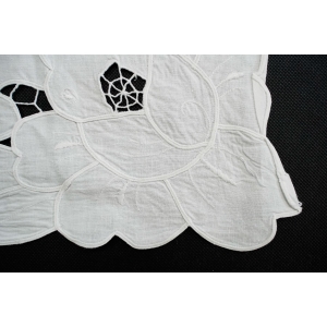 70328 PŁÓTNO HAFT SZNURECZKOWY AŻURY I KWIATY BIAŁY OBRUS 85 x 81 CM (5).JPG