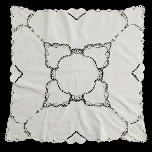 64584 PŁÓCIENNY OBRUS HAFTY I SZYDEŁKOWE WSTAWKI 79 X 78 CM (1).jpg