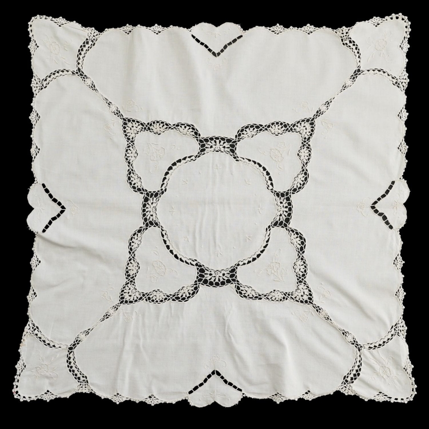 64584 PŁÓCIENNY OBRUS HAFTY I SZYDEŁKOWE WSTAWKI 79 X 78 CM (1).jpg