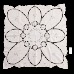 70340 CUDOWNY KREMOWY OBRUS HAFTOWANE HAFT TOLEDO I KORONKA SZYDEŁKOWA 82 X 80 CM (1).jpg