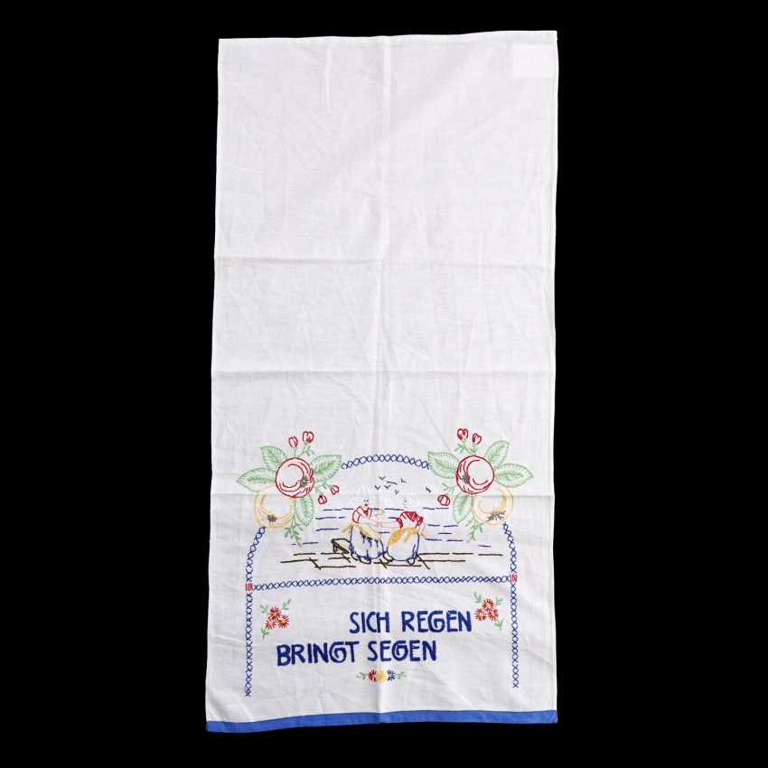 70355 STARA PRZYKUCHENNA MAKATKA RĘCZNIK ŚCIERECZKA ZASŁONKA Z NIEMIECKIM PRZYSŁOWIEM (1).jpg