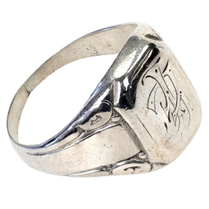 70403 SREBRO SYGNET PIERŚCIEŃ Z MONOGRAMEM R. 18 WAGA 3,9 G (1).jpg