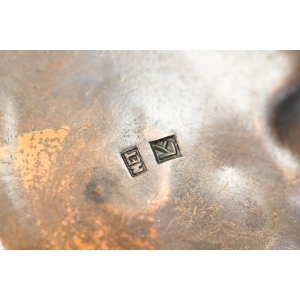70420 METALOPLASTYKA MIEDŹ RÓŻA Z PRLU WISIOR SYGNOWANY (4).JPG