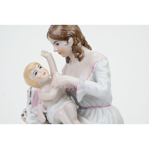 70482 PIĘKNA PORCELANOWA FIGURA RĘCZNIE MALOWANA NIEWIASTA Z MALEŃSTWEM (2).JPG