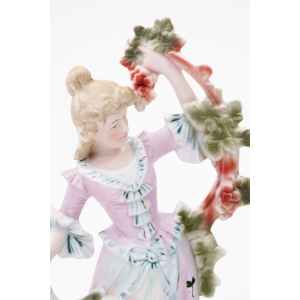 70560 BISKWITOWA RĘCZNIE MALOWANA DELIKATNA FIGURKA DAMY Z WINOGRONAMI (2).JPG