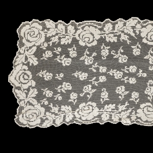 70635 KOŁEK KREMOWY OBRUS CAŁY W RÓŻE 233 X 90 CM (1).jpg