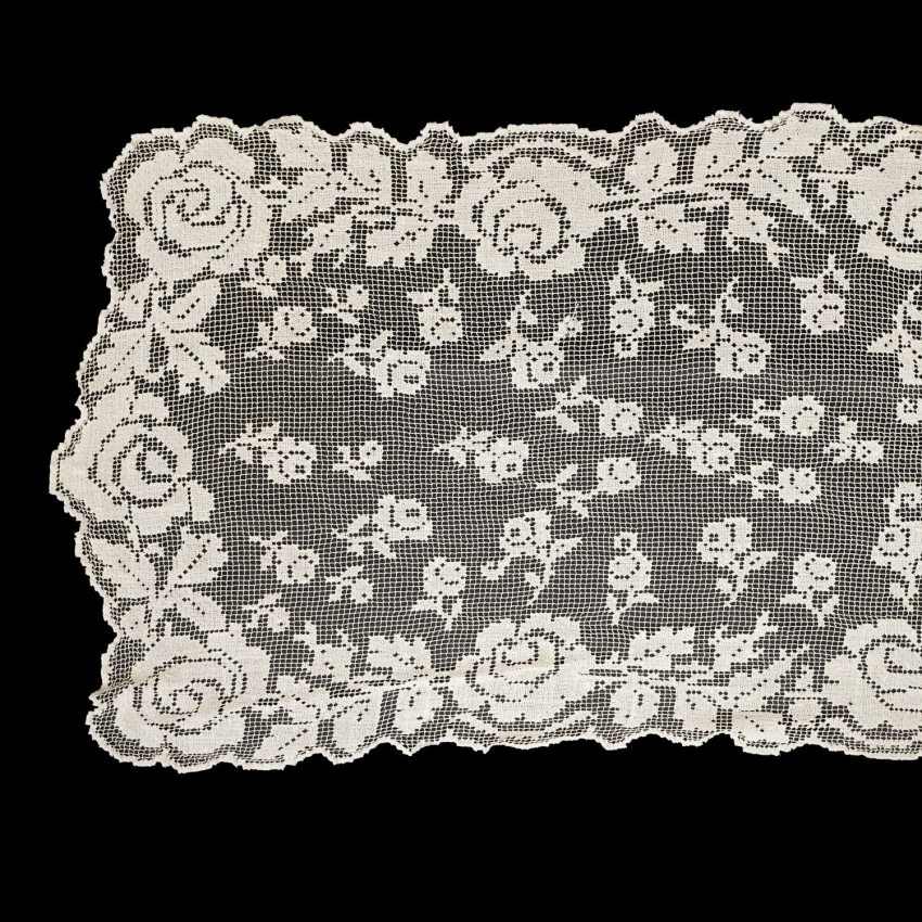 70635 KOŁEK KREMOWY OBRUS CAŁY W RÓŻE 233 X 90 CM (1).jpg