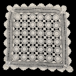 70638 SZYDEŁKO KREMOWY OBRUS W ROZETY SERWETA ŚRODKA STOŁU 80 X 77 CM (1).jpg