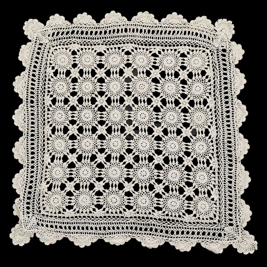 70638 SZYDEŁKO KREMOWY OBRUS W ROZETY SERWETA ŚRODKA STOŁU 80 X 77 CM (1).jpg