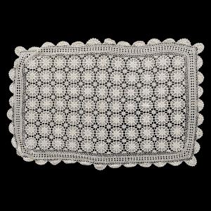 SZYDEŁKO KREMOWY OBRUS W ROZETY 142 X 91 CM