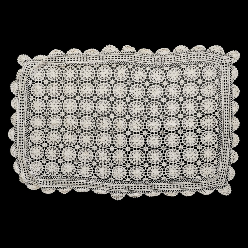 70639 SZYDEŁKO KREMOWY OBRUS W ROZETY 142 X 91 CM (1).jpg
