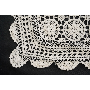 70639 SZYDEŁKO KREMOWY OBRUS W ROZETY 142 X 91 CM (4).JPG
