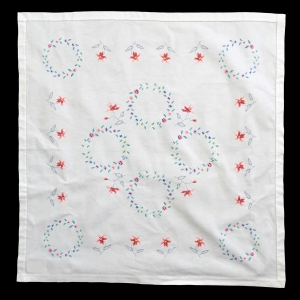 70649 BIAŁY OBRUS BARWNY HAFT KRZYŻYKOWY KWIATUSZKI 80 X 78 CM (1).jpg