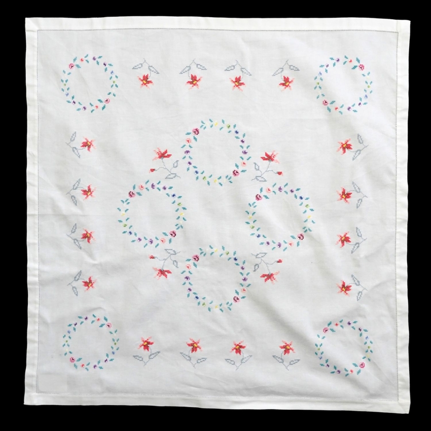 70649 BIAŁY OBRUS BARWNY HAFT KRZYŻYKOWY KWIATUSZKI 80 X 78 CM (1).jpg