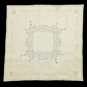 70653 CUDOWNY ŚMIETANKOWY OBRUS HAFTOWANE WYPUKŁE KWIATY I HAFT TOLEDO 85 X 81 CM (1).jpg