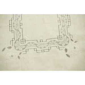 70653 CUDOWNY ŚMIETANKOWY OBRUS HAFTOWANE WYPUKŁE KWIATY I HAFT TOLEDO 85 X 81 CM (2).JPG