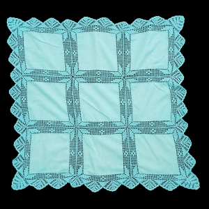 70665 SZYDEŁKO I LNIANE WSTAWKI OBRUS W GWIAZDY W TURKUSIE 80 X 80 CM (1).jpg