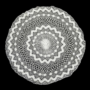 70670 KORONKA KLOCKOWA AŻUROWY BIAŁY OBRUS ŚR. 77 CM (1).jpg