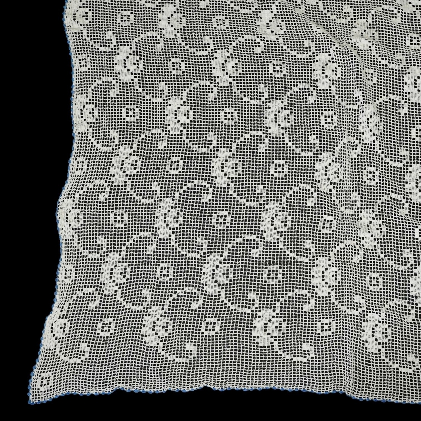 70675 SZYDEŁKO OBRUS LUB FIRANKA CAŁA W RÓŻYCZKI W BIELI 226 X 185 CM (1).jpg