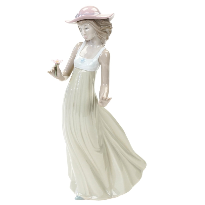 70776 NAO GENTLE BREEZE FIGURA DZIEWCZYNY Z KWIATKIEM#1158 Z 9191 ROKU (1).jpg