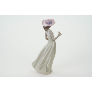 70776 NAO GENTLE BREEZE FIGURA DZIEWCZYNY Z KWIATKIEM#1158 Z 9191 ROKU (3).JPG