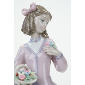 70777 LLADRÓ #7644 INNOCENCE IN BLOOM FIGURA DZIEWCZYNY Z KOSZEM KWIATÓW (2).JPG