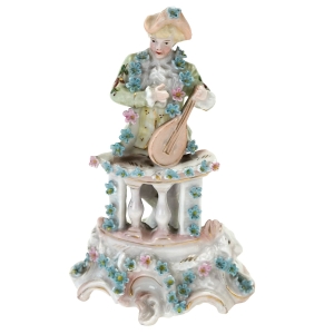 70808 ŚLICZNA FIGURKA KAWALERA Z INSTRUMENTEM NA BALKONIE (1).jpg