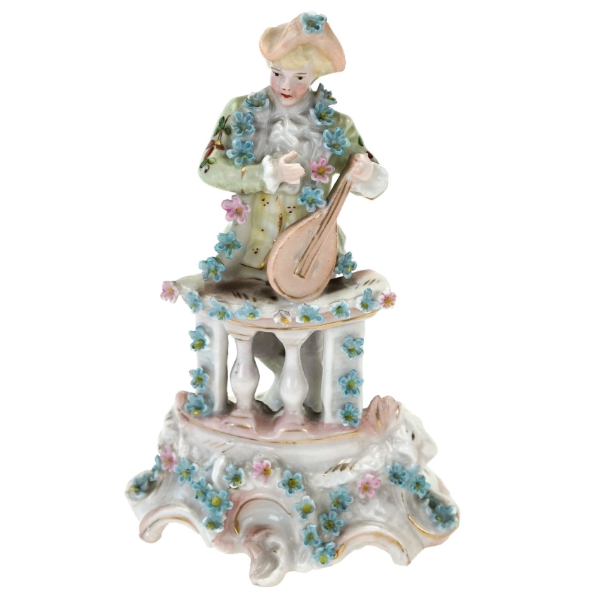 70808 ŚLICZNA FIGURKA KAWALERA Z INSTRUMENTEM NA BALKONIE (1).jpg