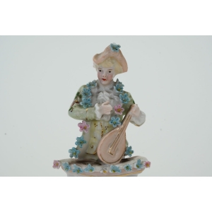 70808 ŚLICZNA FIGURKA KAWALERA Z INSTRUMENTEM NA BALKONIE (2).JPG