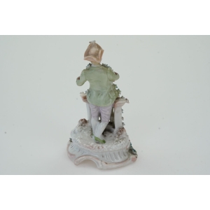 70808 ŚLICZNA FIGURKA KAWALERA Z INSTRUMENTEM NA BALKONIE (3).JPG