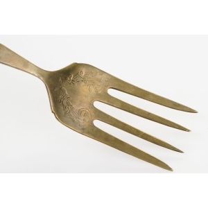 71104 DUŻY WIDELEC CZTEROZĘBNY ŚRODKA STOŁU SECESJA MOSIĘŻNY CZERPAK (3).JPG