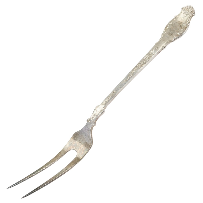 71105 BERNDORF STAREŃKI DWUZĘBNY WIDELEC ŚRODKA STOŁU Z MONOGRAMEM ŁADNIE ZDOBIONA (1).jpg